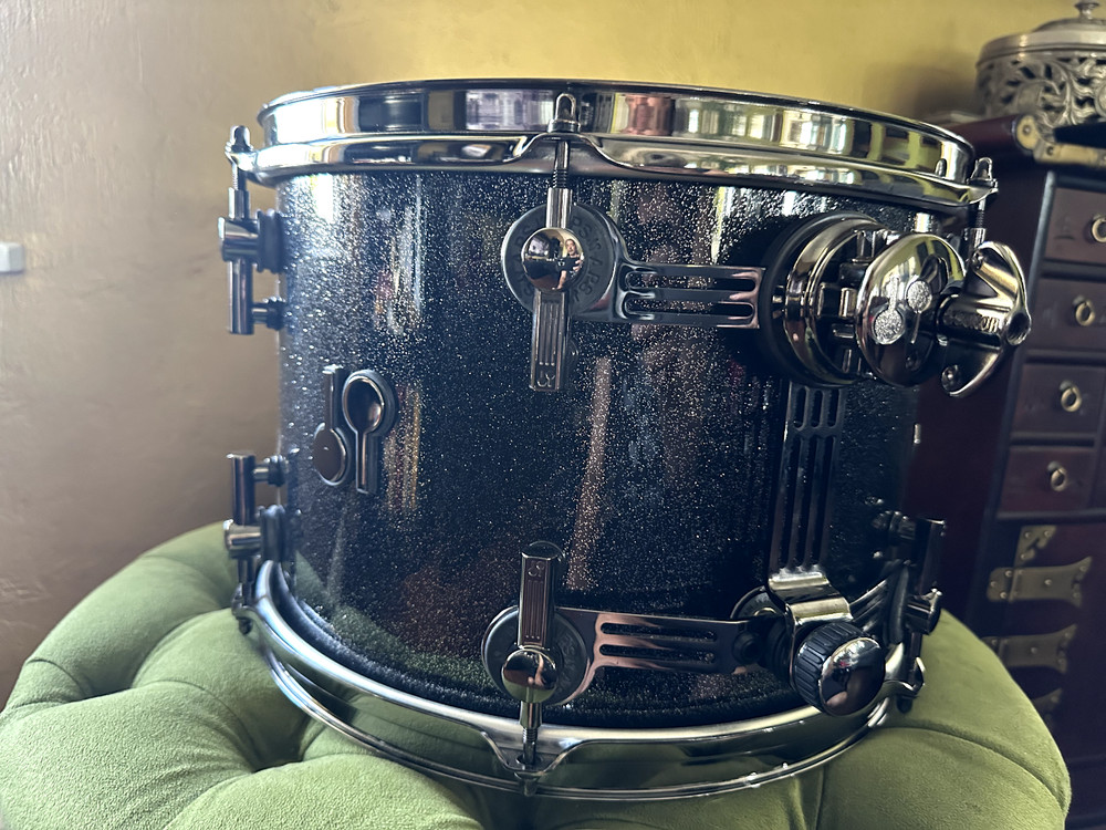 SONOR SQ2 13' X 9" TOM MEDIUM MAPLE BLACK SPARKLE WITH BLACK CHROME HARDWARE