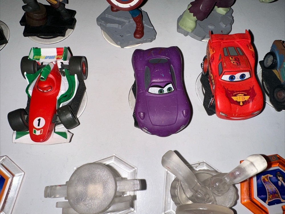 DISNEY INFINITY 12 Discs Power Disc Lot & 11 Figures