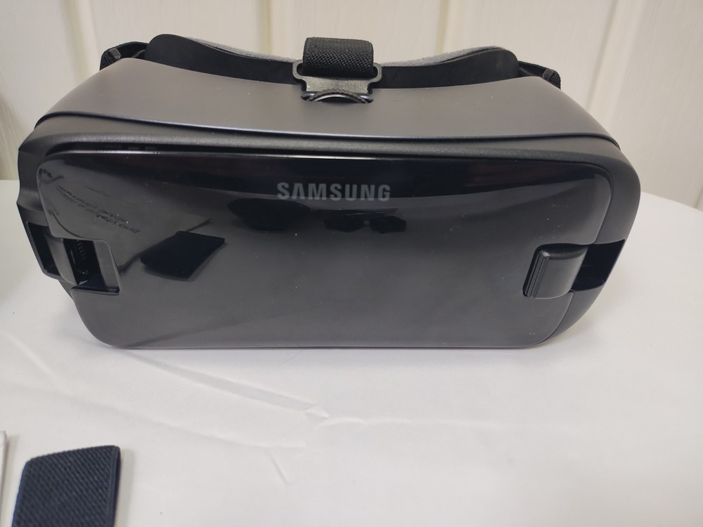 Samsung Gear VR Oculos with Controller Carry Case Hermit Shell Black Used