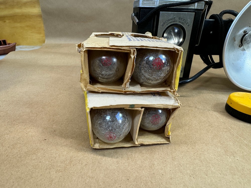 Vintage Kodak Brownie Reflex 20 Camera With Flash & Bulbs untested