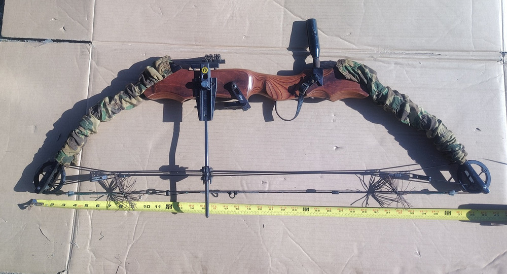 Martin Archery Compound Bow with 4 aiming posts, Saunders damper & arrow guide