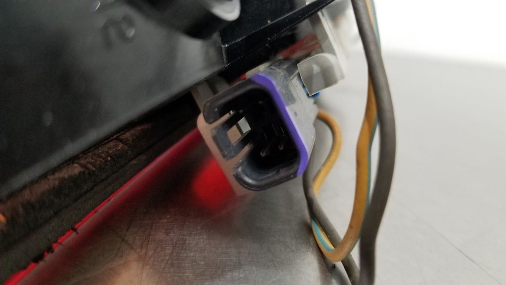 06 CHEVY SILVERADO 2500 HIGH MOUNTED STOP LIGHT