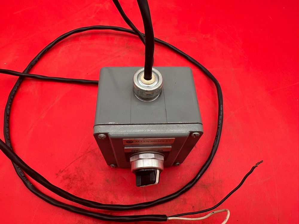 Allen Bradley 800T-R2TC Selector Switch: Off-On Surface Mounting with Switch