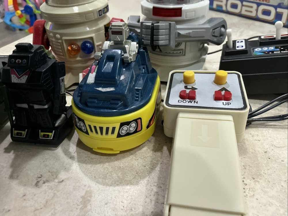GROUP OF 4 BATTERY OP ROBOTS