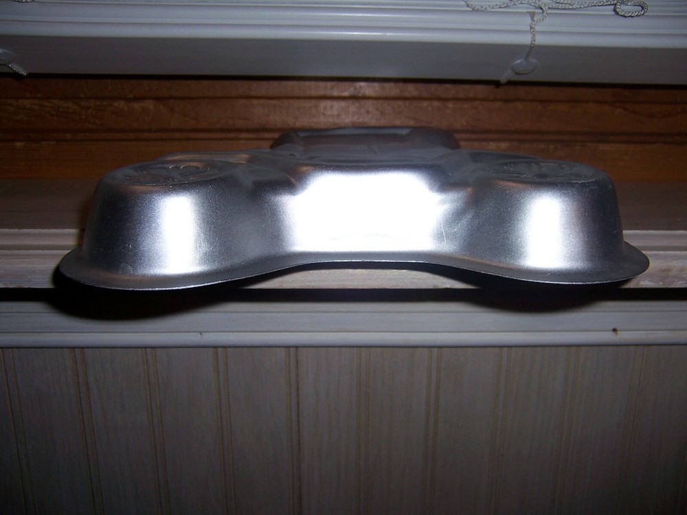 Wilton Antique Car Cake Pan