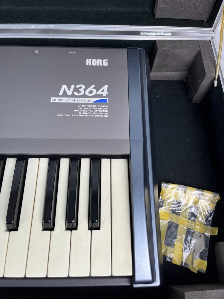 Korg N364 61 Key Keyboard Synthesizer w/case