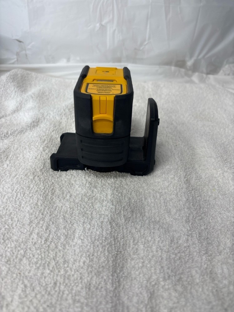 PRE-OWNED DEWALT LASER LEVEL DW083 WITH CASE (P23016437)