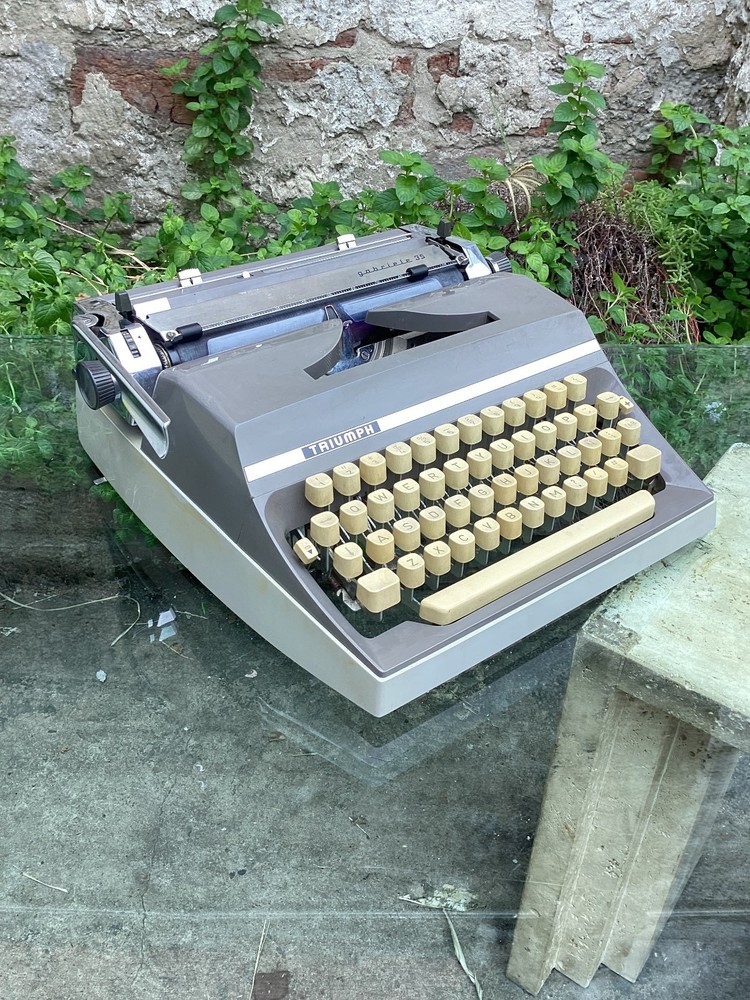 TRIUMPH GABRIELE 35 TYPEWRITER. CURSIVE TYPEFACE. GERMANY 1972