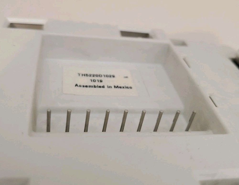 Honeywell TH5220D1029 1019 Non-Programmable Thermostat Preowned