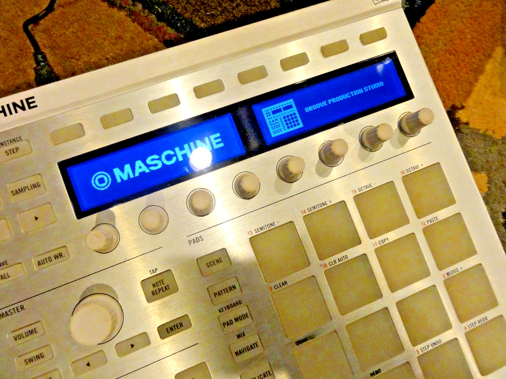 Native Instruments MASCHINE MK2 White – Powers On – No Software for Full Test