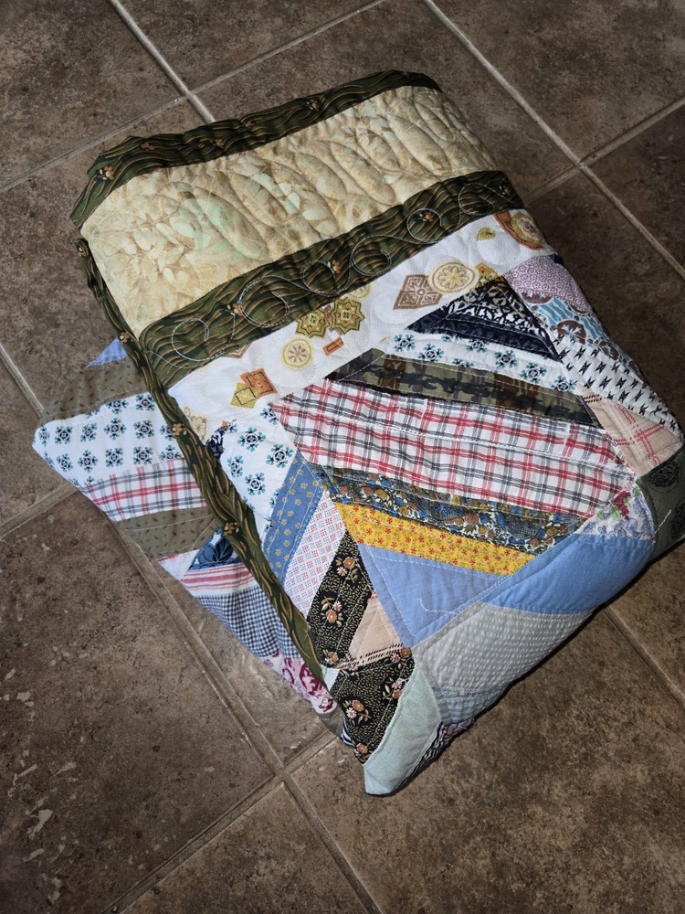 QUILT. 78X96. MACHINE QUILTED. 100 DIFFERENT PATTERNS