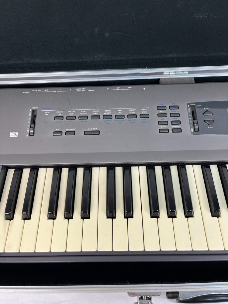 Korg N364 61 Key Keyboard Synthesizer w/case
