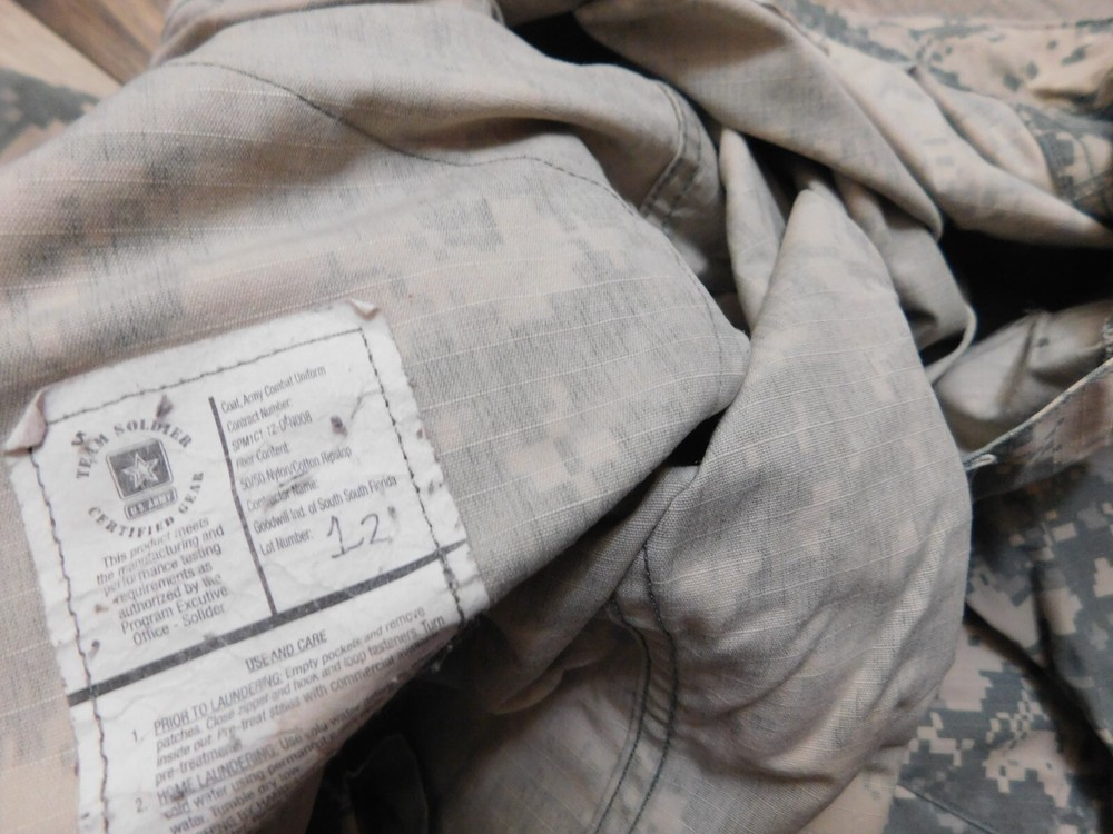 US ARMY ACU TOP COAT SIZE MEDIUM-REGULAR