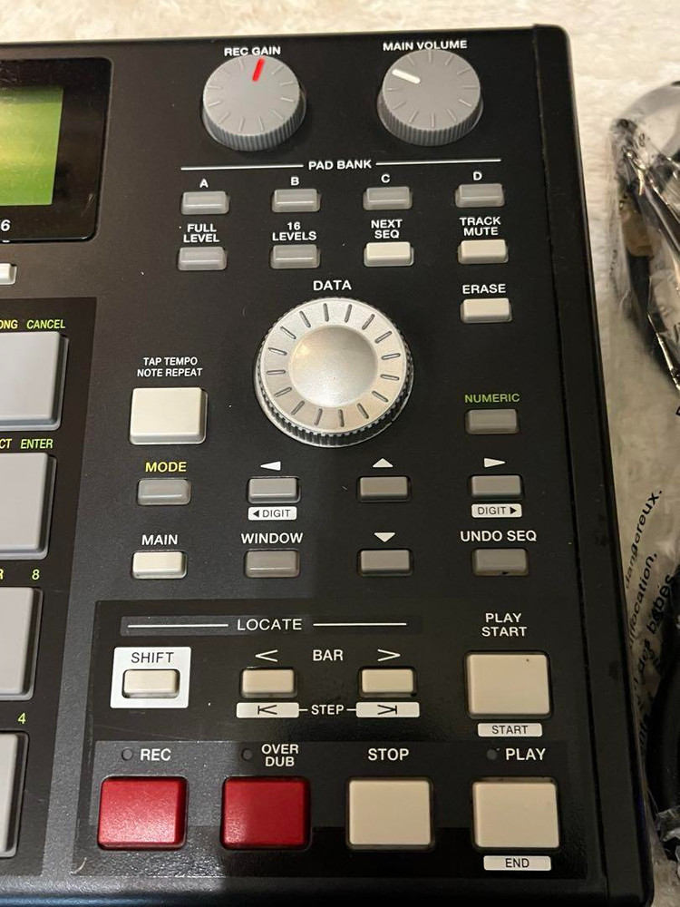 AKAI MPC1000 Sampling Machine Sampler Stereo 32 voices 64-track sequence Used