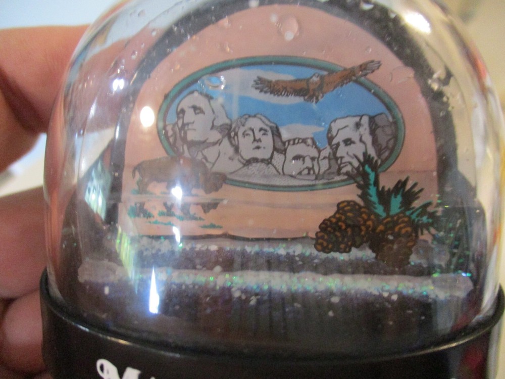 Mt. Rushmore souvenir plastic dome shape snow globe