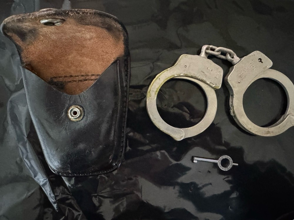 Smith & Wesson Handcuffs with Key and Leather Case