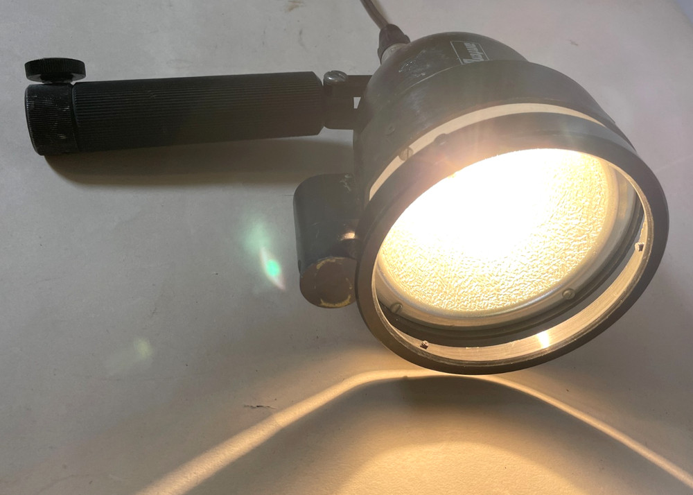 Ultralight 2 Anton Bauer 12V handheld Light with Handle