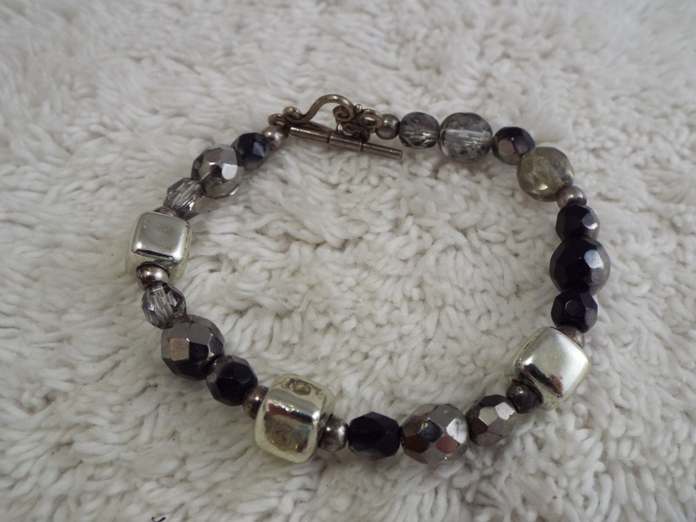 Silvertone Black Bead Bracelet (C45)