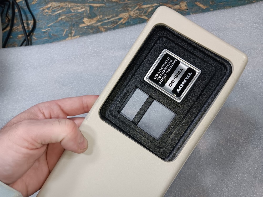TANDY TRS-80 MODEL 2000 EXACT BROKEN POST/LABEL -EMPTY FRONT PANEL-CLEAN-SEE ALL