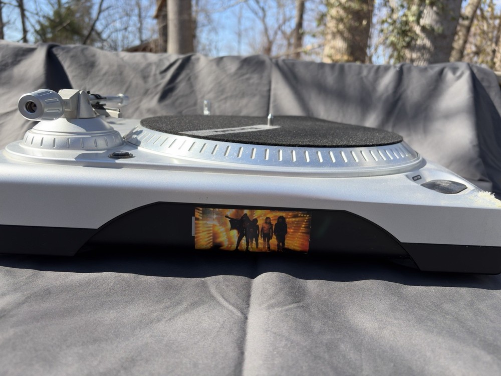 Numark TT1650 professional turntable.