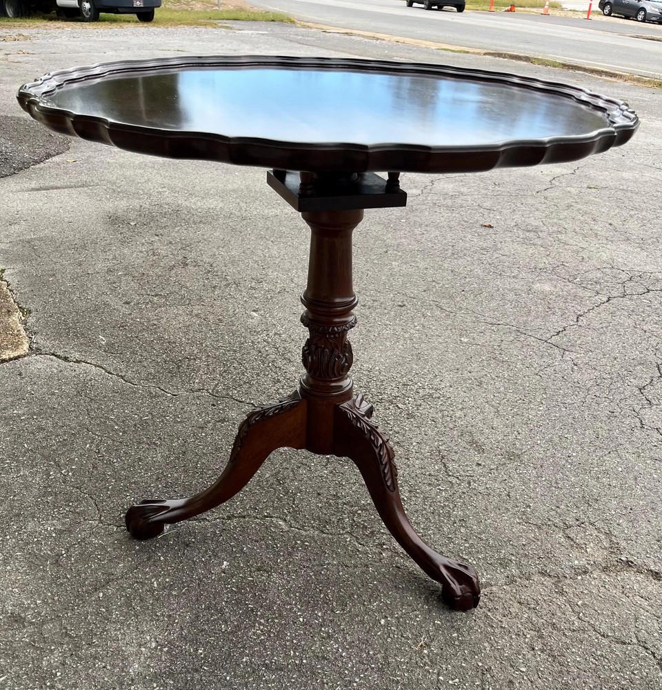 Craftique tilt-top pie crust table
