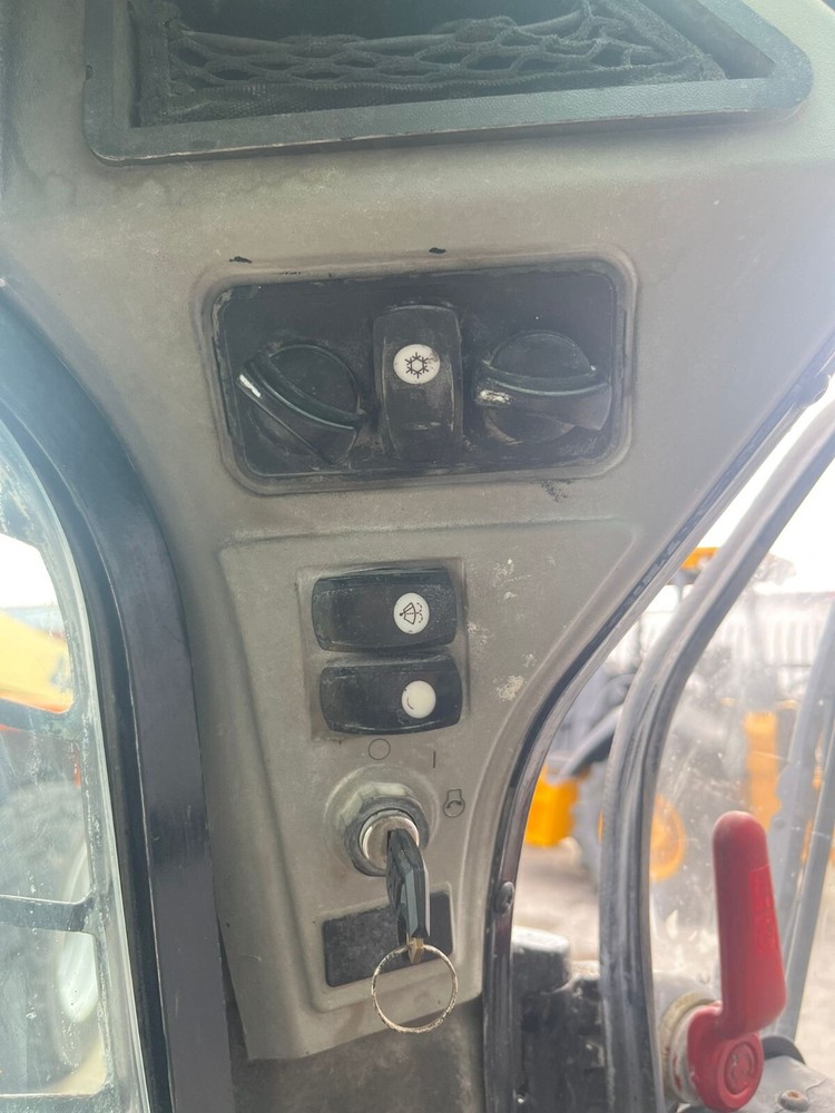 2015 Caterpillar 226D Enclosed Cab Skid Steer Loader
