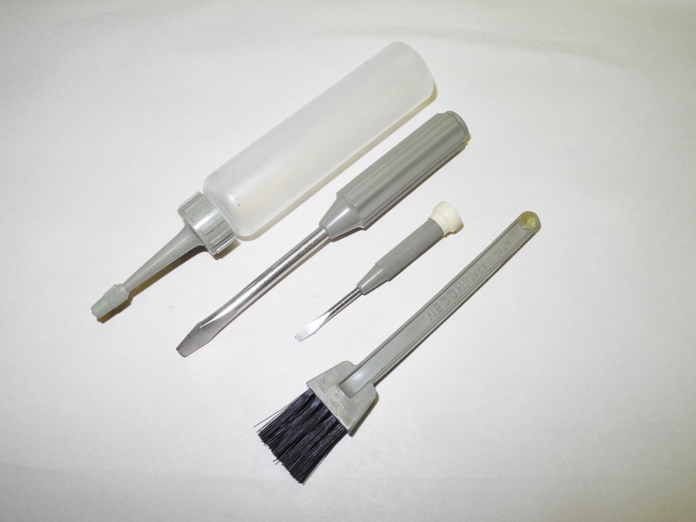 VINTAGE CLASSIC NECCHI SEWING MACHINE ACCESSORY MAINTENANCE KIT, NICE SHAPE