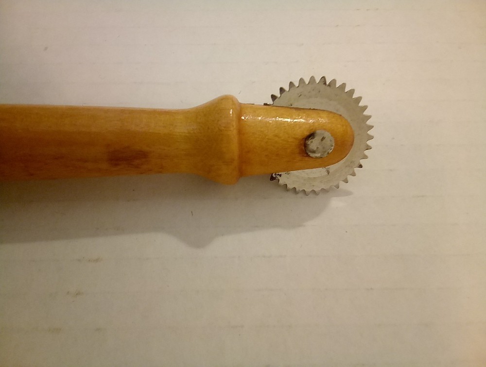 Pattern Tracing Wheel Wooden Handle Sewing Tool 4-7/8" Long