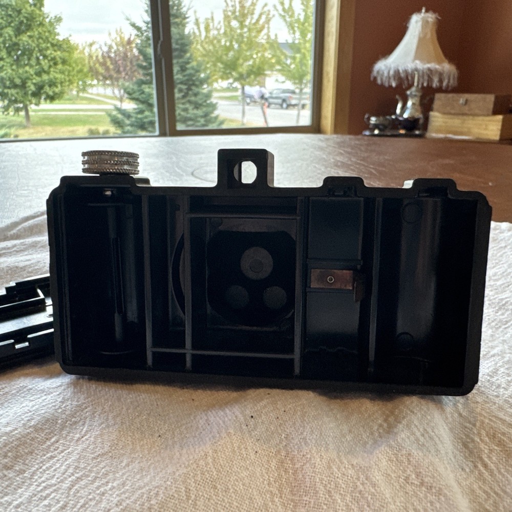Vintage Mar-Crest Camera Plastic Camera, Untested