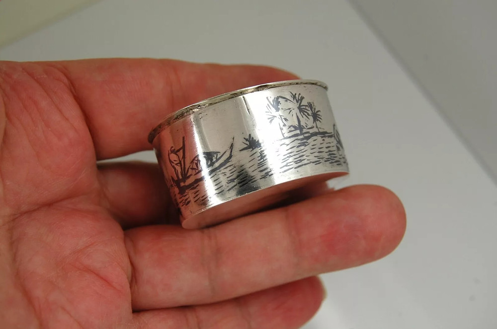 VINTAGE STERLING SILVER ARTISAN MADE SEA PLOT OVAL SHAPE SNUFF / PILL BOX