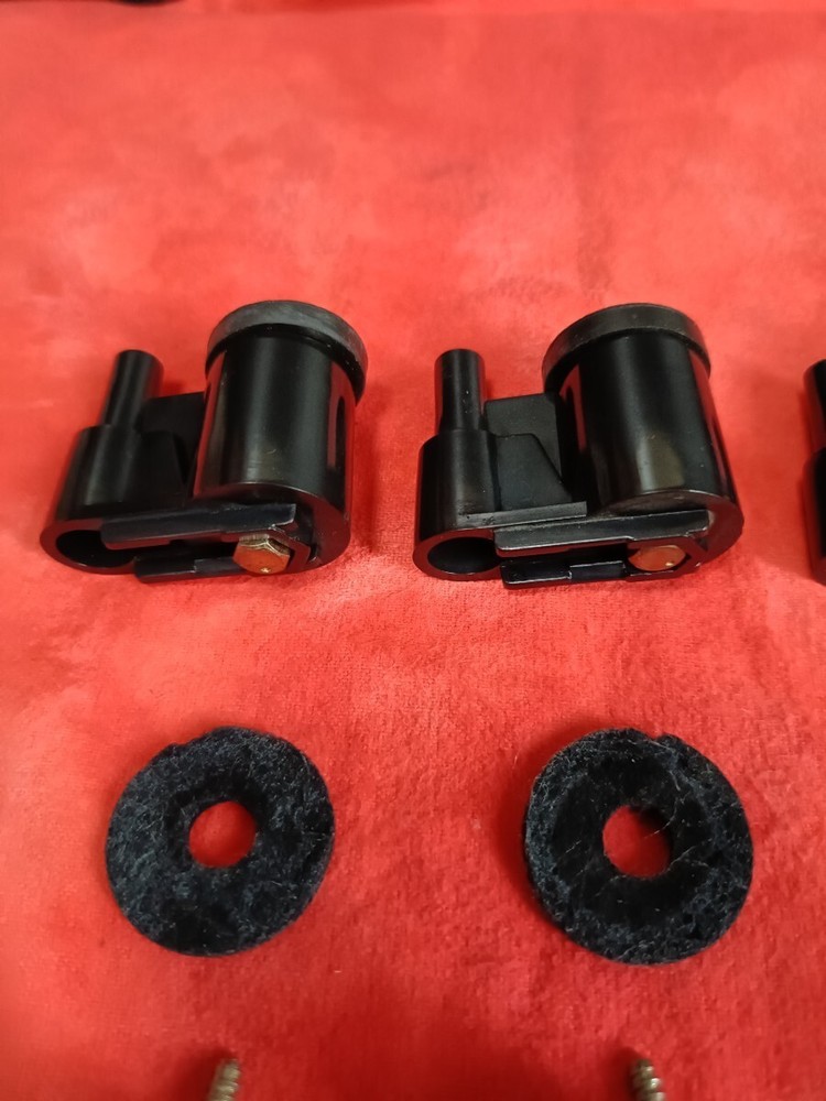 Insulators included with the Technics SL-1700 turntable
