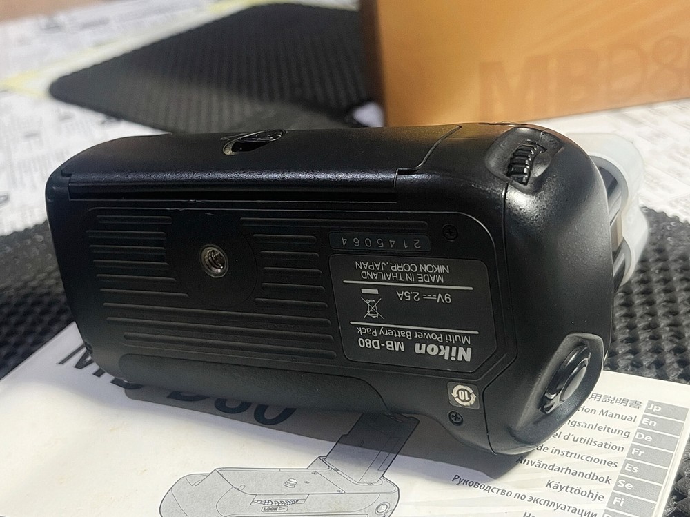 NIKON MB - D80 BATTERY PACK GRIP mint condition