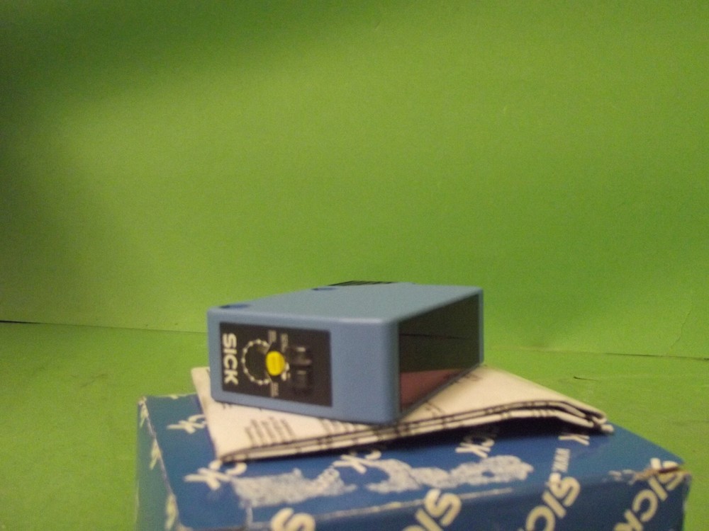SICK WL250-2P22431 Photoelectric Retro-reflective Sensor