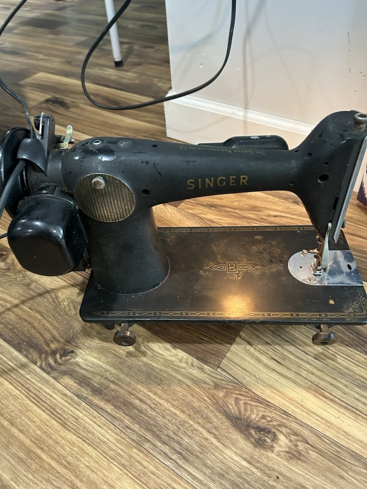 VINTAGE 40’s 50’s SINGER Sewing Machine