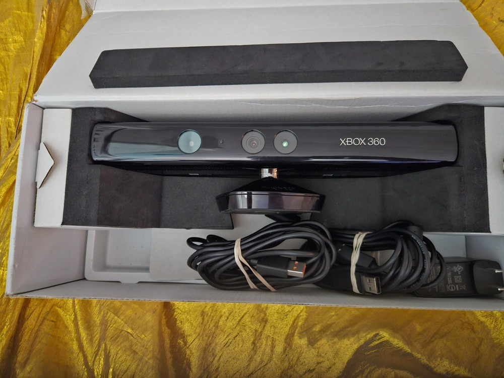 Microsoft KINECT LPF-00004 Motion Sensing Xbox 360 SENSOR + ADVENTURES ! GAME !