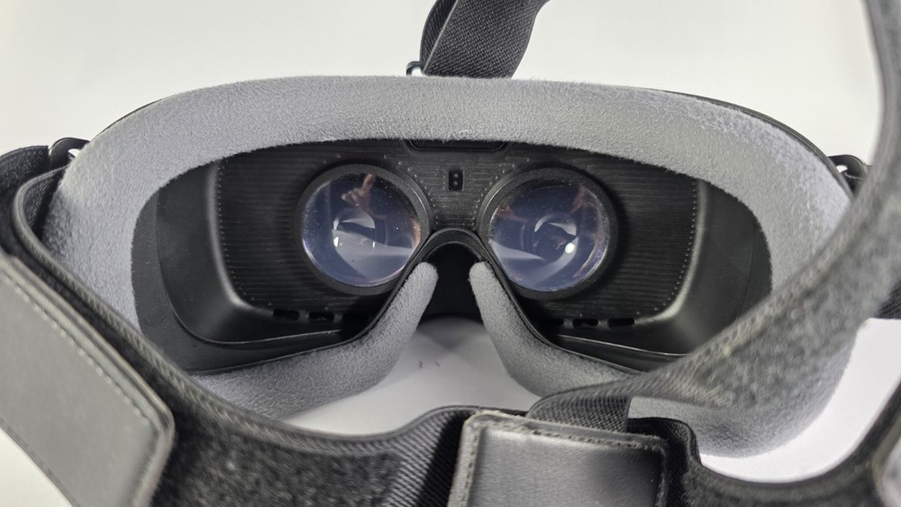 Samsung Gear VR with Controller SM-R324 Black