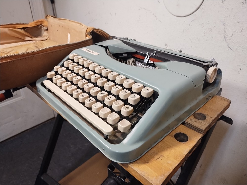 Smith Corona Empire Typewriter 1950's w/ Case **RARE