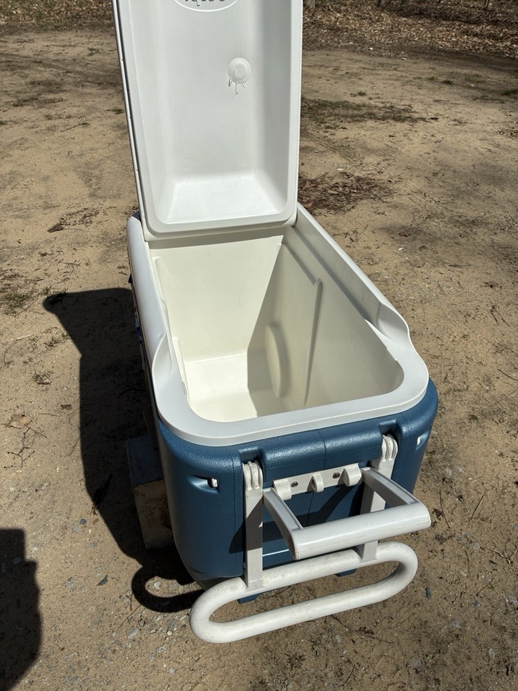 Igloo Max Cold 5 Day Roller Cooler 56 Can Capacity 40-Quart Made In USA