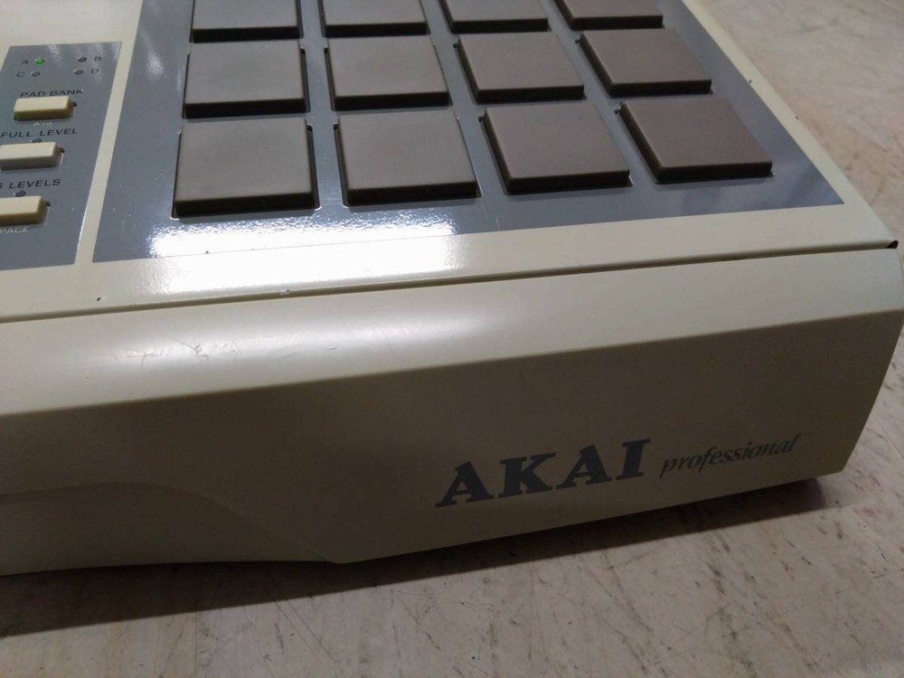 AKAI professional MPC2000 MIDI Production Center Drum Machine Sampling Sampler