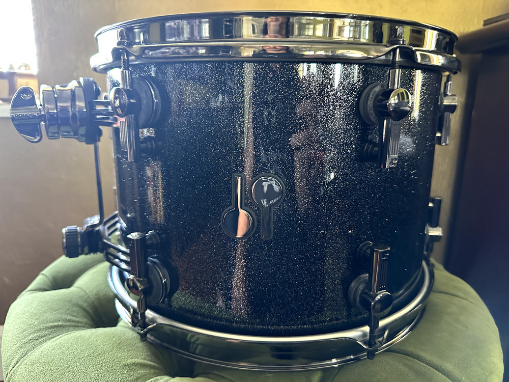 SONOR SQ2 13' X 9" TOM MEDIUM MAPLE BLACK SPARKLE WITH BLACK CHROME HARDWARE