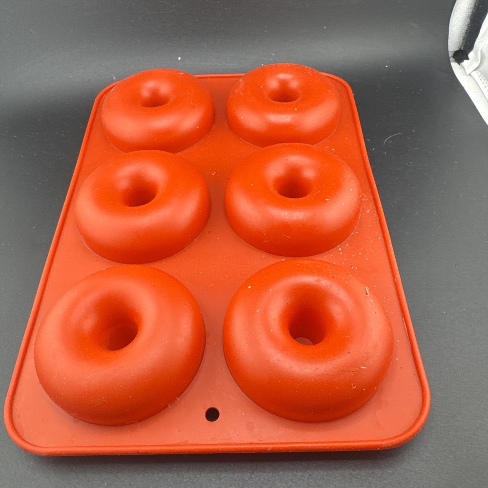 Mrs. Anderson’s Baking Silicone Donut Pan makes 6 donuts