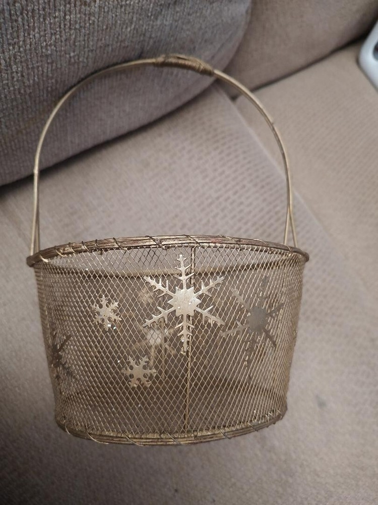 round snowflake wire basket with handle