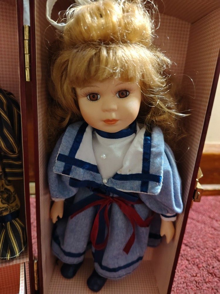 Haunted Doll: Shadow box doll