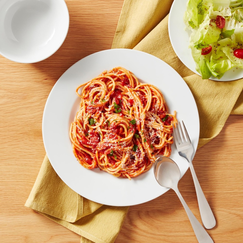 Amazon Basics Porcelain Dinnerware Set, Microwave and Dishwasher Safe, Servic...