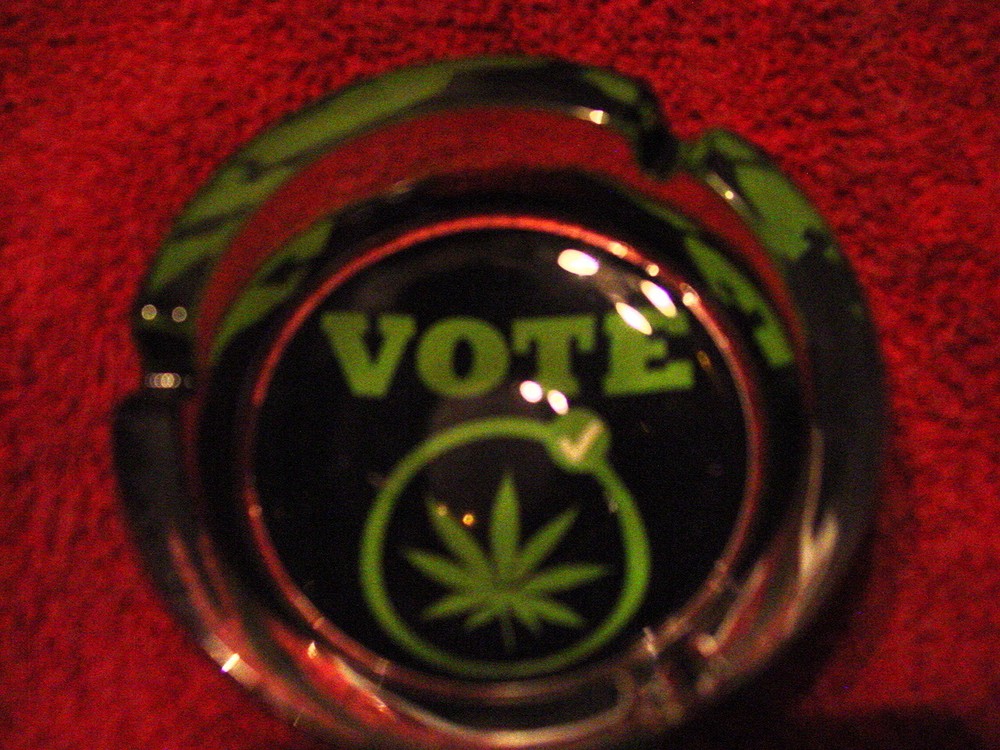 RASTA LEAF VOTE ASHTRAY ( LARGE )
