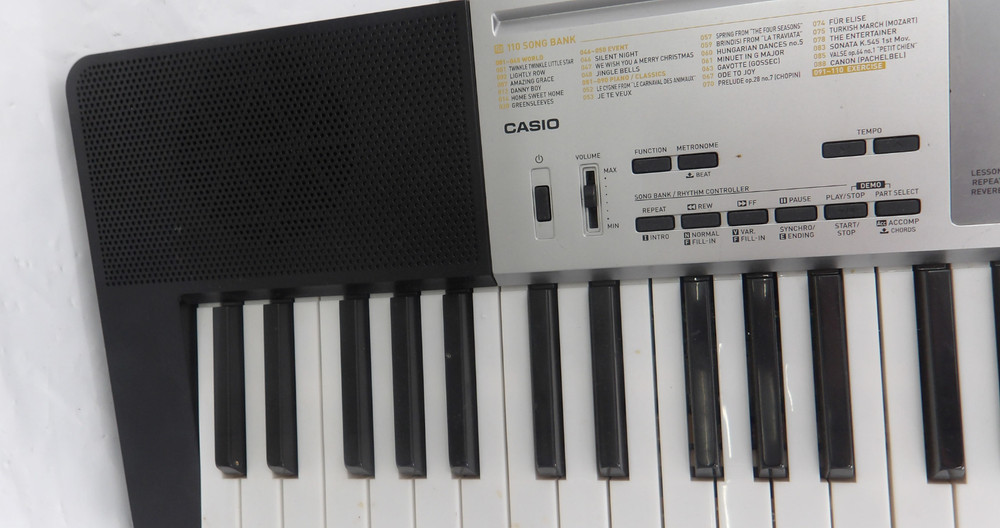 Casio LK-260 Electric Keyboard With Key Lighting System & Sound Sampling