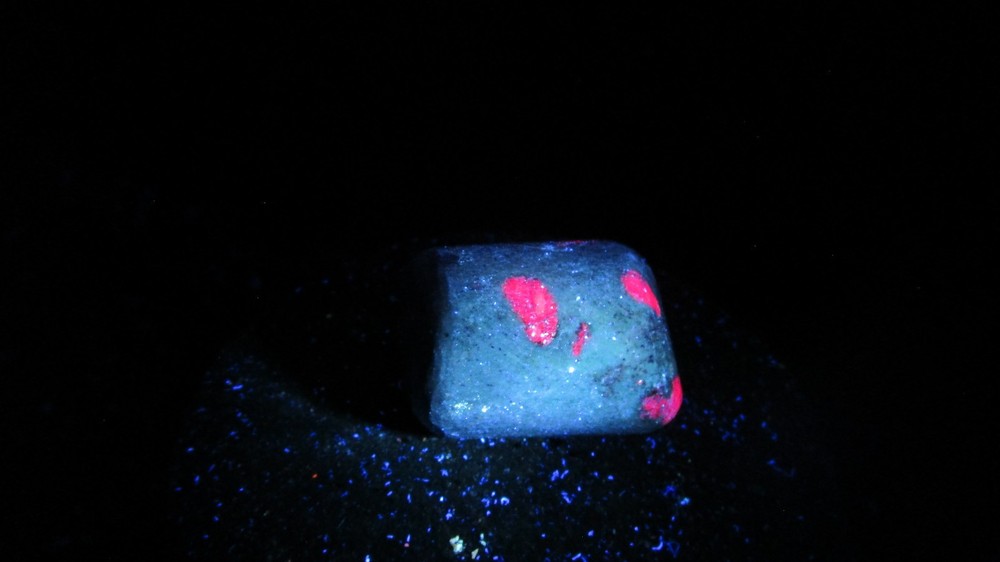 Natural Blacklight and Longwave UV Fluorescent Mineral Rock Ruby S61