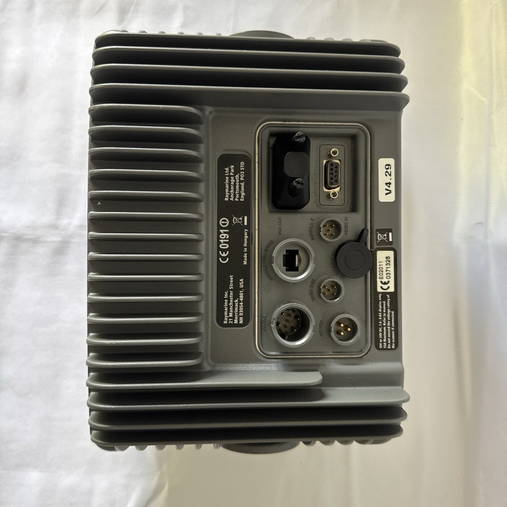 Raymarine E80 E02011 MFD Chartplotter Fishfinder Radar