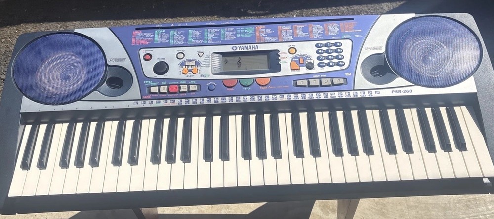Yamaha PSR-260 Electronic Keyboard 61 Key - Tested Working