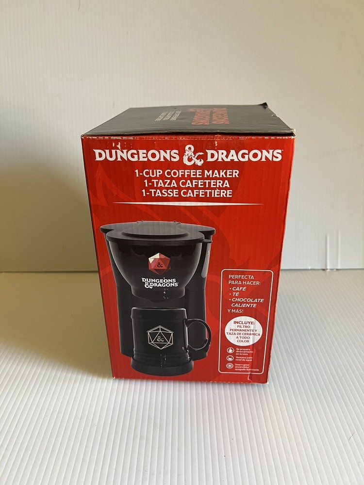 Uncanny Brands Dungeons & Dragons Single Cup Coffee Maker with Mug